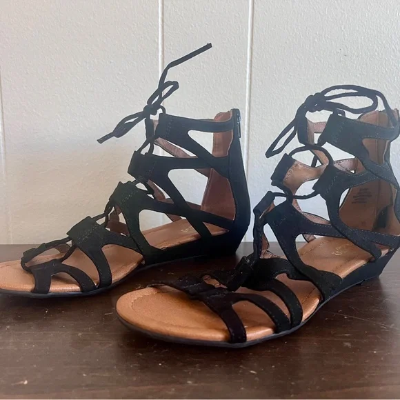 Crown Vintage Black Strappy Gladiator Sandals - Picture 3 of 6